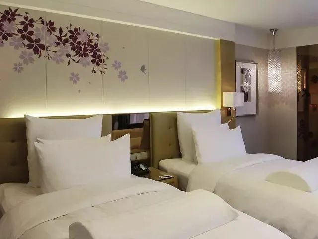 酒店設(shè)計的枕頭、隔斷玻璃門、燈怎么讓人燒腦殼